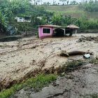 Deslave.- Una fuerte lluvia ha provocando que cauce del agua de la quebrada se saliera y arrastre parte de la montaña en El Citado, comunidad de la provincia de Chimborazo.