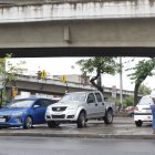 Los vehículos se estacionan en áreas no permitidas durante esta jornada electoral