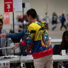 Ecuatorianos en España se pronuncian respecto al Referéndum y Consulta Popular 2024 en el IFEMA en Madrid, este domingo.