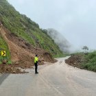 La vía está cerrada por un deslizamiento de material.