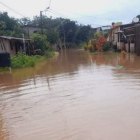 También varios cantones de la provincia verde se inundaron, luego de una fuerte lluvia.