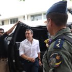 Momento en el que llegó el presidente Daniel Noboa a sufragar, en Olón.