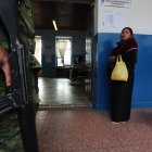 Ciudadanos votan un referéndum de once preguntas este domingo en Quito (Ecuador).