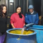 Las personas obtienen agua a través de tanqueros, debido a la suspensión del servicio en Quito.
