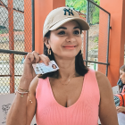 Sufragio. Marcela Aguiñaga votó una vez que cesó la lluvia en Guayaquil.