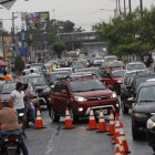 En la avenida 25 de Julio se registró congestión vehicular por el bloqueo de dos carriles en los exteriores de un recinto electoral.