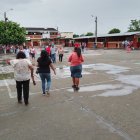 La ciudadanía comenzó a llegar a los centros de votación cuando la lluvia terminó.