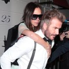 David y Victoria Beckham a la salida del club en el que ella celebró su cumpleaños número cincuenta.