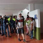 El alcalde Pabel Muñoz votó en la escuela Once de Febrero, en Nayón.