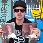 El cantante español Dani Martín junto a la portada de su nuevo tema "Ester Expósito"