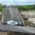 Un puente que conecta Cañar y Guayas colapsó este domingo 21 de abril.
