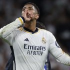 MADRID, 21/04/2024.- El centrocampista británico del Real Madrid Jude Bellingham celebra la victoria tras el partido de la jornada 32 de LaLiga EA Sports entre Real Madrid y FC Barcelona, este domingo en el estadio Santiago Bernabéu de Madrid. EFE/Daniel González