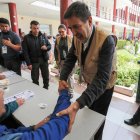 atricio Santamaría (c), jefe de una misión de la OEA para observar el referendo en Ecuador, recorre uno de los puntos de votación este domingo en el Colegio San Gabriel en Quito (Ecuador).