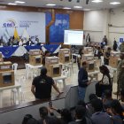 Los funcionarios de la entidad electoral realizan el escrutinio