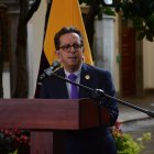 Roberto Izurieta en rueda de prensa