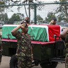 Personal militar de Kenia marchó en honor al jefe de sus Fuerzas Militares.