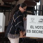 Actividad. En Quito, la jornada se desarrolló con normalidad y sin contratiempos. Entre 15 y 45 segundos se demoraban los ciudadanos en votar.