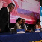 Las autoridades durante el conteo rápido de las 22:00.