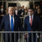 El expresidente de EE.UU. y posible candidato presidencial republicano, Donald Trump (i) y su abogado Todd Blanche en New York