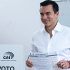 El presidente Daniel Noboa en las votaciones en Olón.