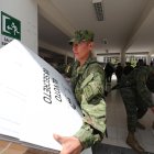 Soldados ecuatorianos mientras desplegaban material logístico para la realización de las votaciones del referéndum y consulta popular.