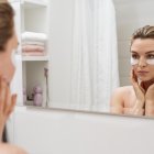 La vaselina es el truco que se necesita para borrar las bolsas de los ojos temporalmente