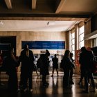 Jóvenes asisten a la Universidad de Medicina la cual se encuentra a oscuras por falta de presupuesto, el 19 de abril de 2024 en Buenos Aires