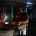 Imaginación. Los comerciantes han tenido que ingeniárselas para seguir vendiendo sus productos. Unos invierten en generadores, otros en focos de emergencia y hasta los faros de los autos suman.