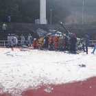 Los equipos de emergencia de Malasia tratan de recuperar los cadáveres de los fallecidos a raíz del accidente de dos helicópteros de la Marina.