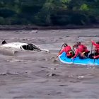 Una camioneta fue arrastrada por la corriente del río Upano cuando transitaba por el puente San Juan y este cayera al afluente.