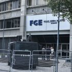 Vehículos blindados y agentes de la Policía resguardan el edificio de la Fiscalía en Quito.