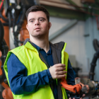 los empleadores, tanto del sector público como del privado, que cuenten con un mínimo de veinticinco trabajadores, deben contratar al menos a una persona con discapacidad