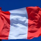 Imagen referencial de la bandera peruana