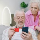 Adultos mayores revisando su móvil