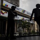 Periodistas permanecen en las inmediaciones de la sede principal del Consejo Nacional Electoral este 23 de abril de 2024, en Caracas (Venezuela).