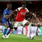 Moisés Caicedo (i), de Chelsea, defiende ante Bukayo Saka de Arsenal.