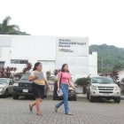 Una madre de familia y su hija acuden a un distrito educativo en Guayaquil para tramitar un traslado, este martes 23 de abril. Los apagones también afectan este trámite que es en línea.