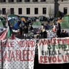 Unas kufías donde se lee "Mientras lees Gaza Sangra" y "Estudiantes admitidos en revolución" son puestas frente al campamento de los estudiantes que se manifiestan a favor de Palestina.