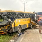 En la vía a Naranjal así quedó uno de los buses involucrados en un accidente de tránsito este 24 de abril.
