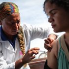 Una mujer recibe la vacuna Qdenga en un centro de salud de Río de Janeiro, Brasil, el 16 de febrero de 2024.
