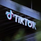 El logo de TikTok en Los Ángeles