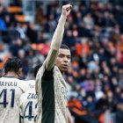 Kylian Mbappe celebra uno de sus goles con PSG en la victoria ante Lorient