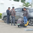 Este 24 de abril, el vehículo en el que se moviliza el gobernador de Santa Elena fue abierto por asaltantes, que le robaron equipos tecnológicos.