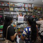 Compra. Padres de familia recorren varios locales del centro de la urbe para encontrar útiles al mejor precio.