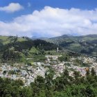 Quito está entre las laderas del volcán Pichincha al oeste y una serie de montañas alargadas pertenecientes al sistema de fallas geológicas activas al este.