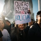 Manifestantes participan en una movilización del sector educativo contra el gobierno del presidente Javier Milei en Buenos Aires (Argentina).