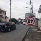 Así se encuentra la señal en la acera de la avenida Central.