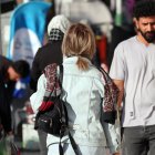 Teherán. Una iraní transita sin velo por una de las calles de esta capital.