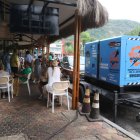 Servicio. Varios negocios han alquilado generadores eléctricos para continuar con sus operaciones habituales.