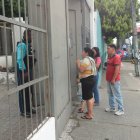 Padres de familia piden información sobre el proceso de matriculación y traslados de alumnos en un distrito educativo de Guayaquil.